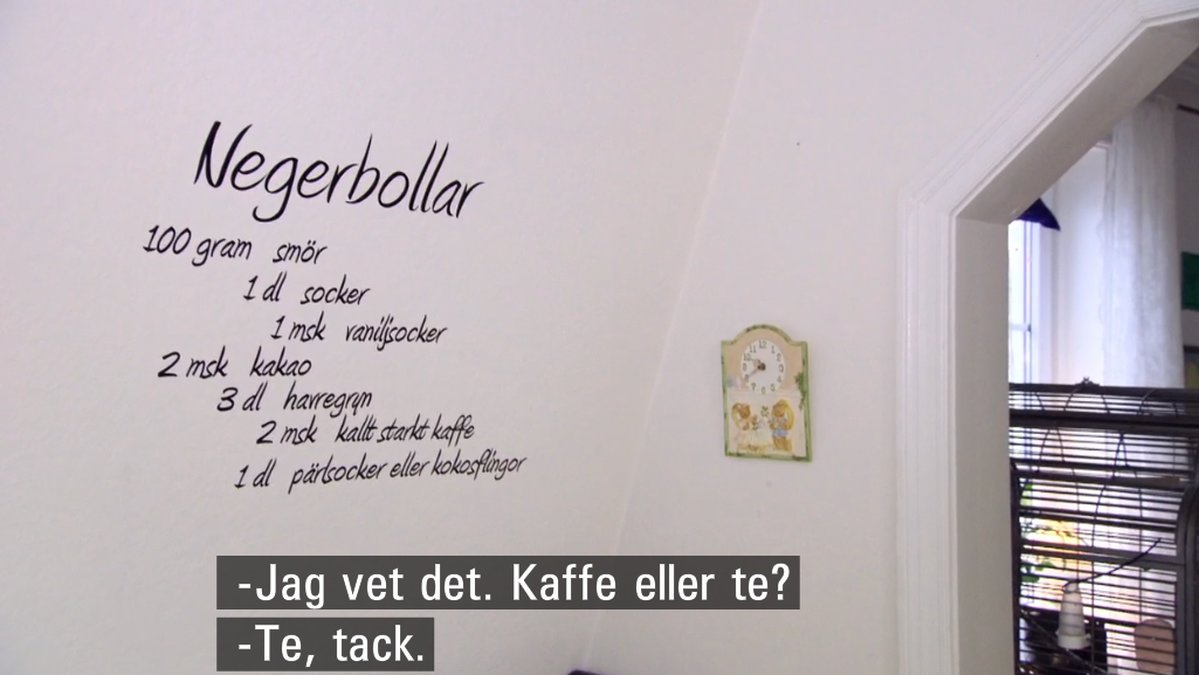 SVT väljer att klippa bort scenen där "Negerboll" nämns av programledaren. 